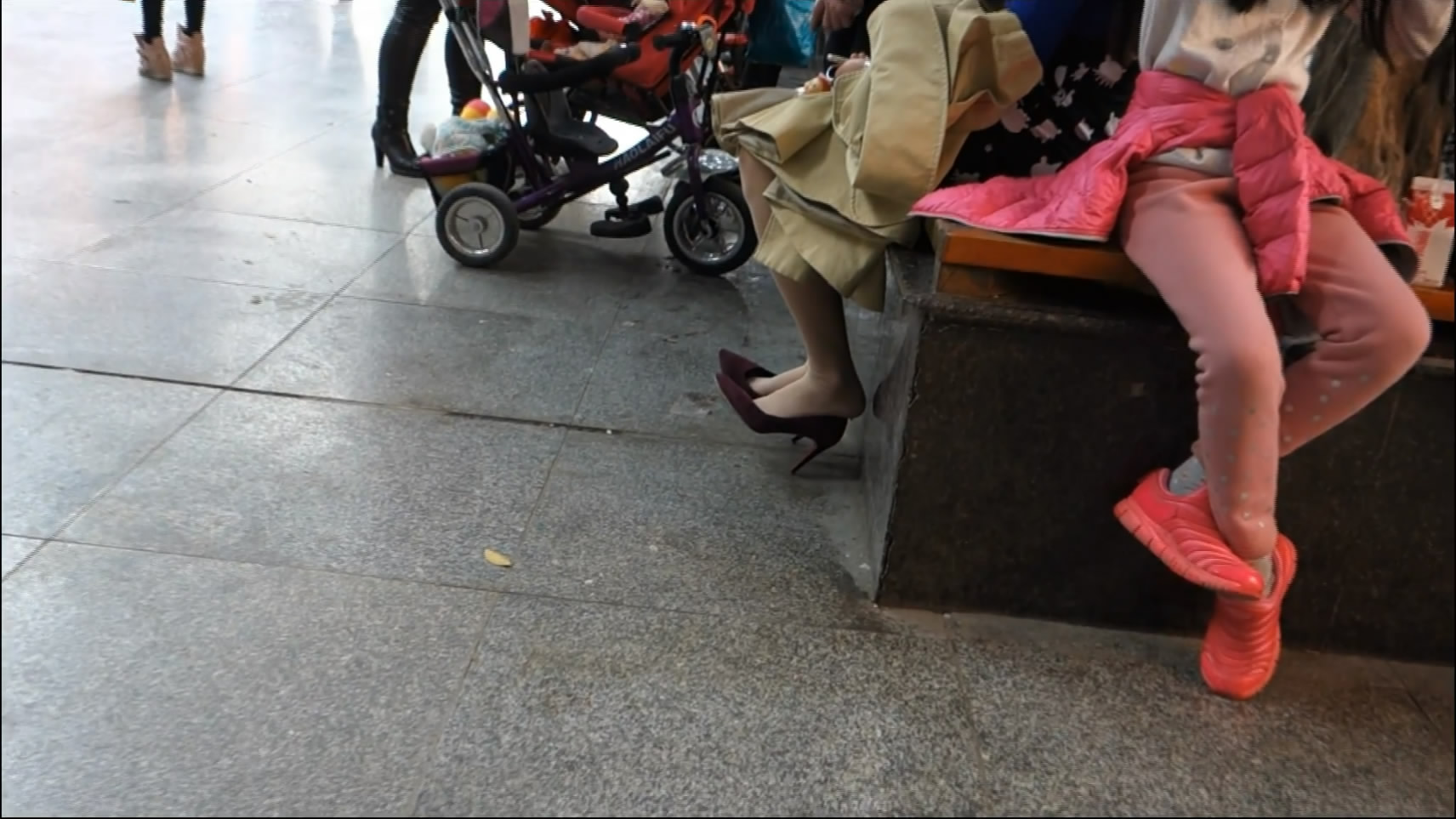 With Her Sister Took Care Her Niece and Playing Her Feet